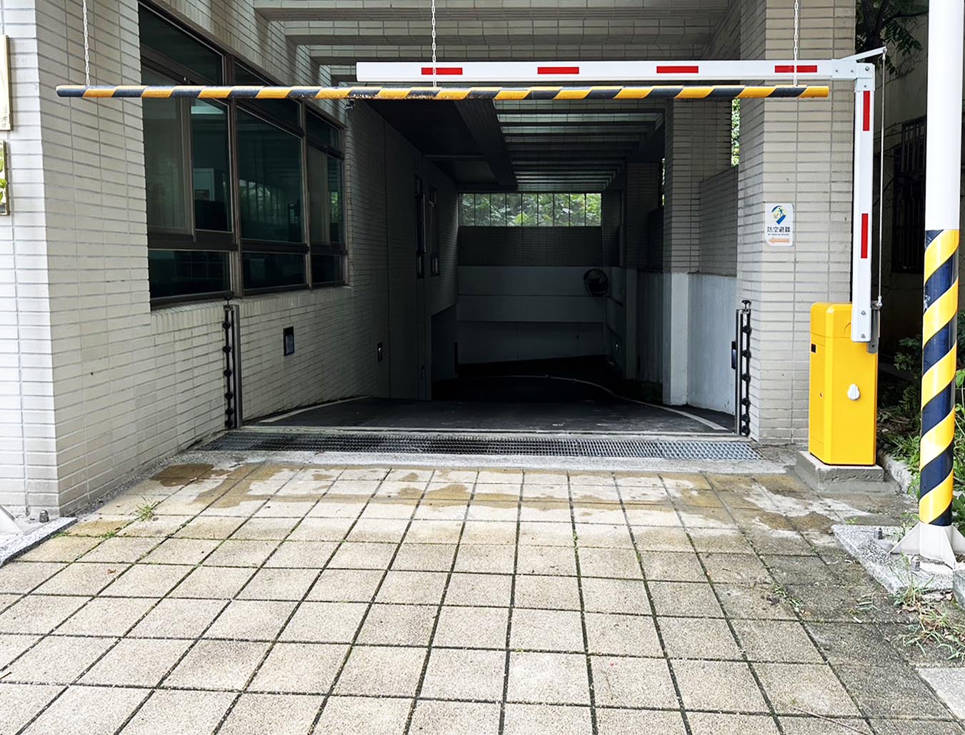 台北市淡水區-地下停車場照片