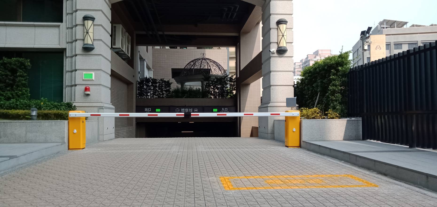 桃園區桃園市-地下停車場照片